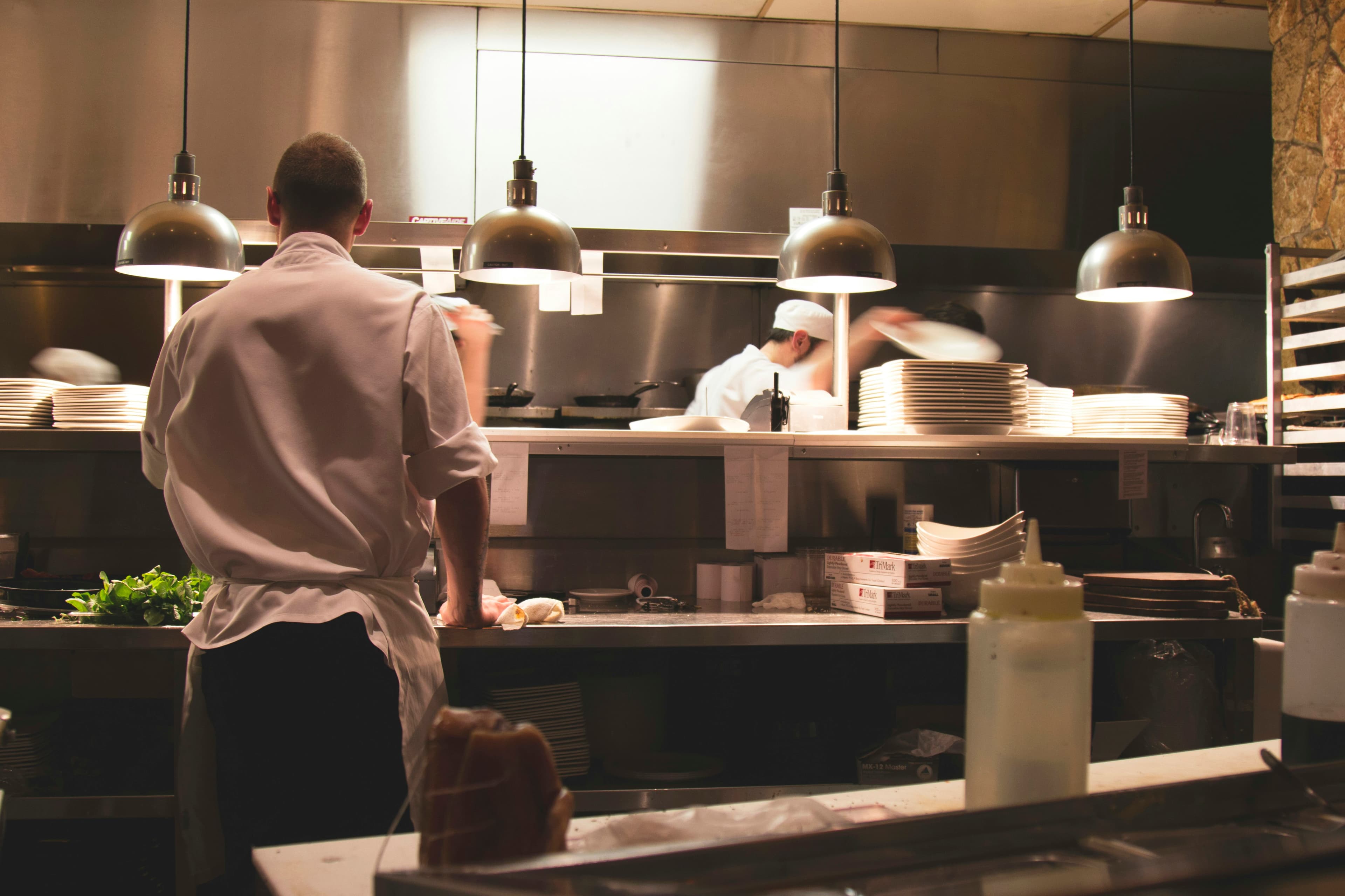 La cucina a vista durante il servizio