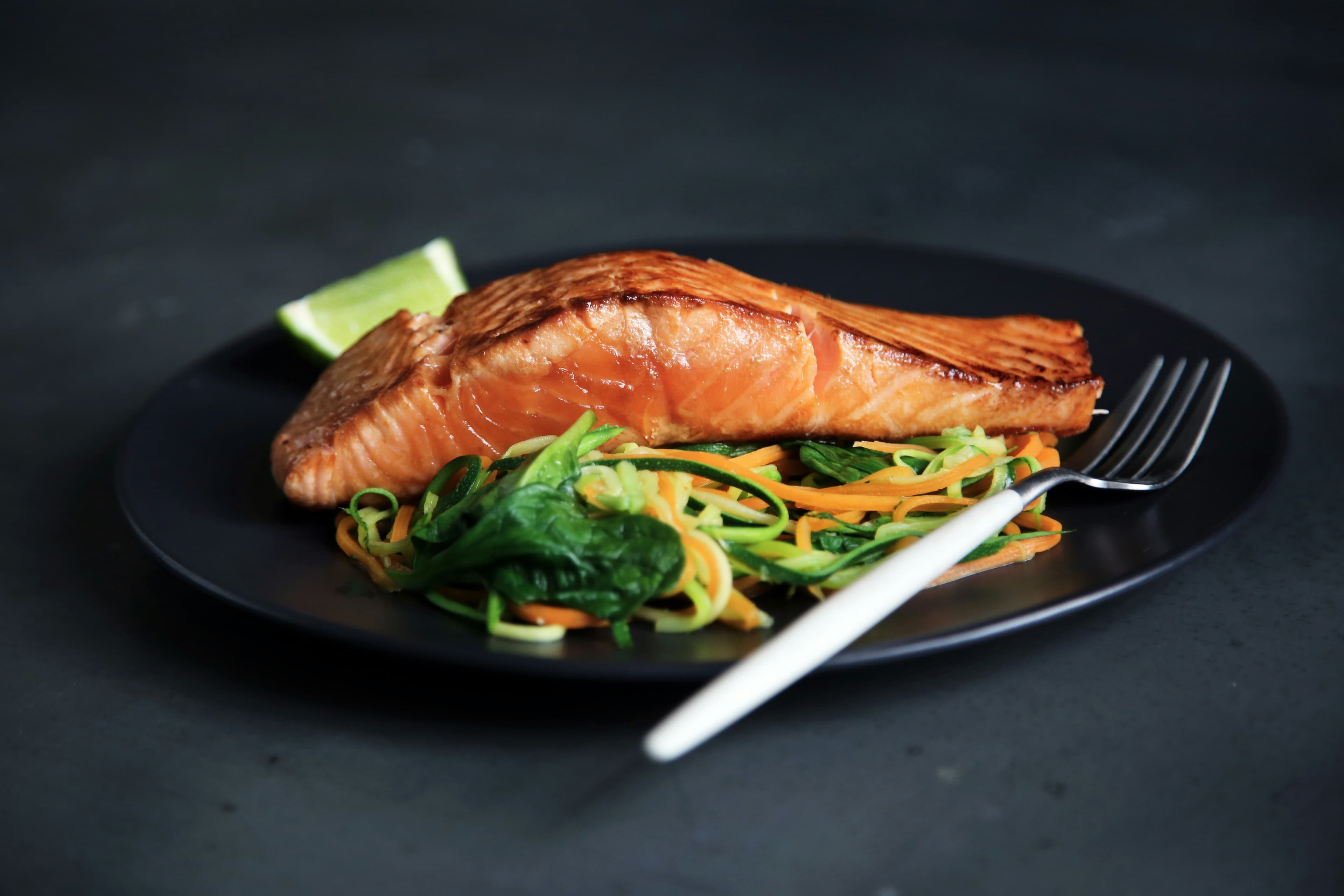 Filetto di salmone su verdure saltate