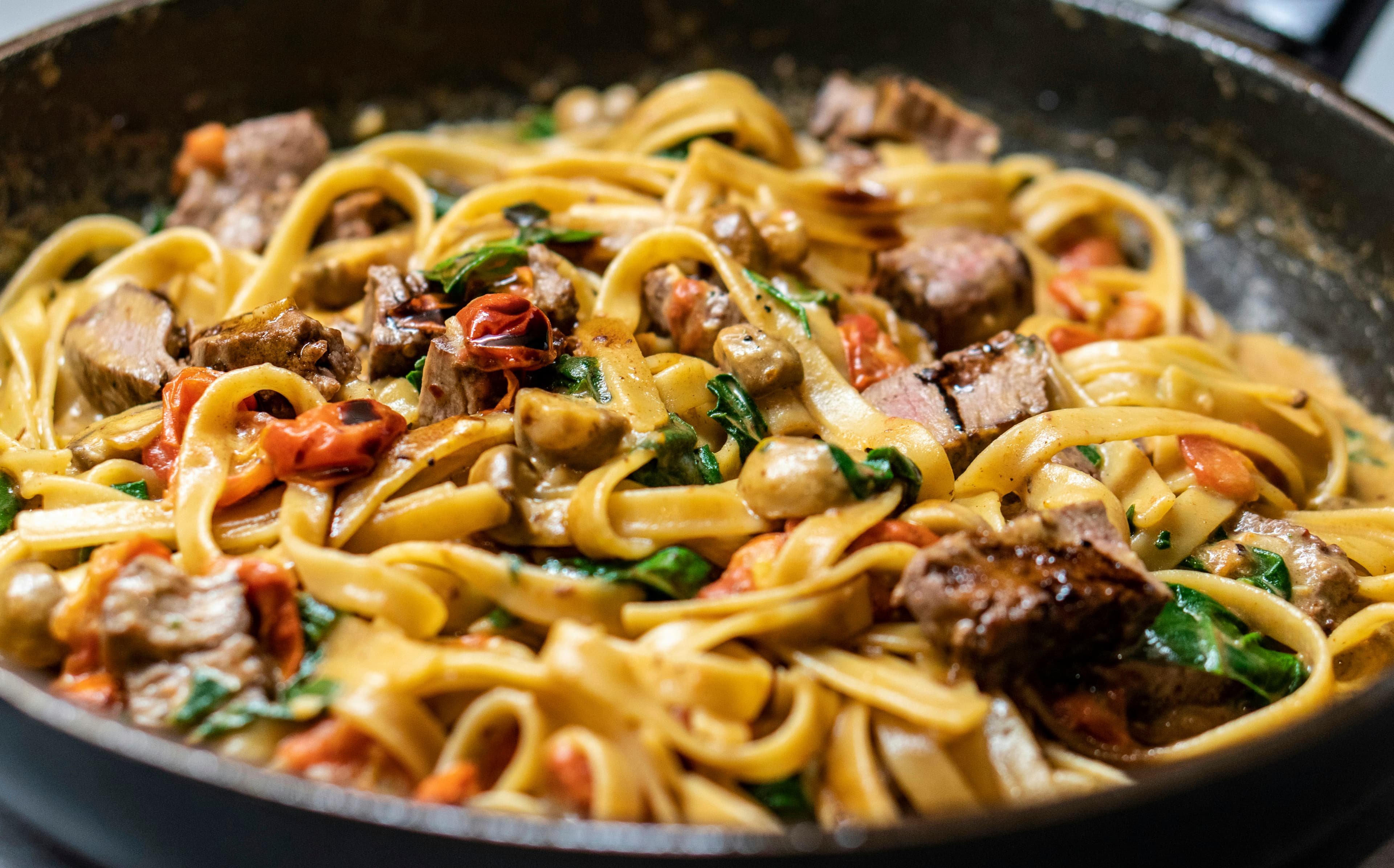 Tagliatelle con ragù in padella