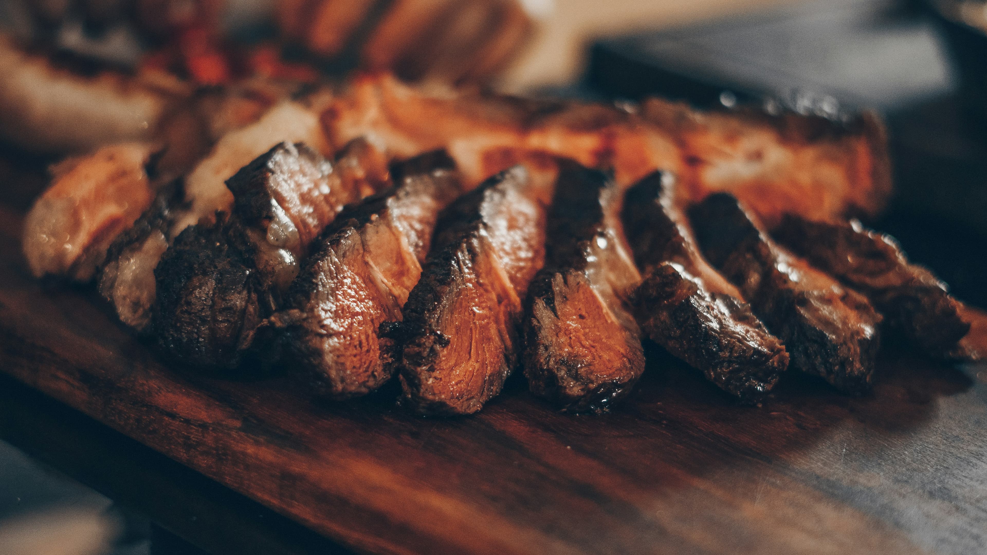 Tagliata di manzo su tagliere di legno